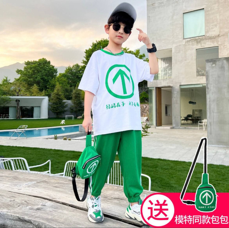 عکس محصول ست سه تیکه وارداتی مدل "گرین اَرو" (تیشرت پنبهای + شلوار جاگر خطدار + کیف رودوشی ست)مناسب 5 تا 14 سال - تصویر 3