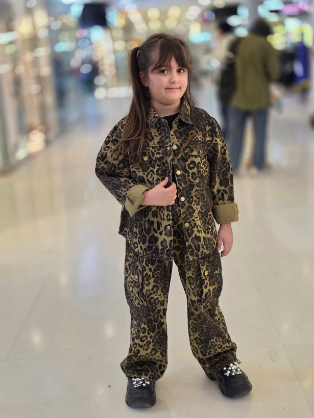 عکس محصول ست دو تیکه وارداتی دخترانه کت با شلوار لی طرح پلنگی 5 تا 12 سال - تصویر 2