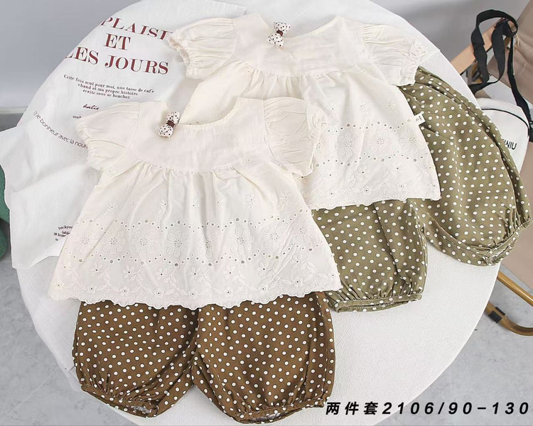 عکس محصول ست سه تیکه دخترانه وارداتی شومیز با شلوارک سنبادی 1 تا 5 سال - تصویر 2