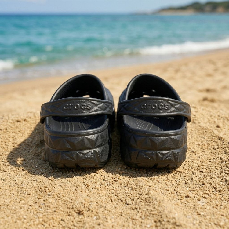 کراکس مشکی مدل Geometric با لوگوی Crocs روی بند و طرح برجسته پاشنه در ساحل قشم